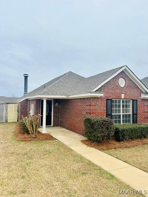 single story home with a front yard