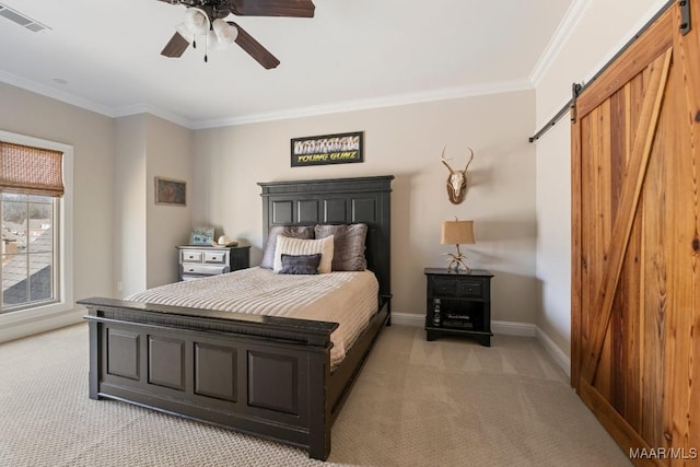 bedroom featuring light carpet, ornamental molding, a barn door, and ceiling fan