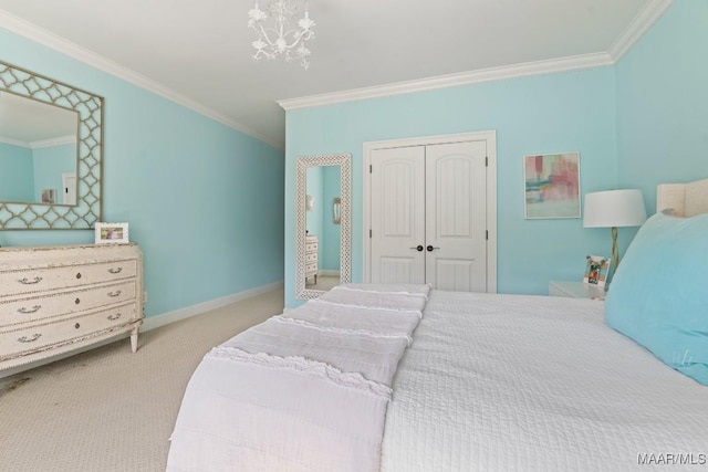 carpeted bedroom featuring an inviting chandelier, crown molding, and a closet