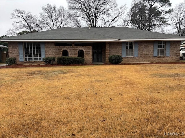 single story home featuring a front yard