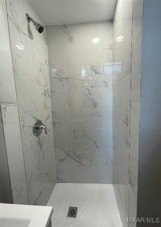 bathroom featuring tiled shower