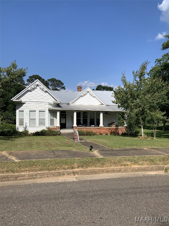 view of front of home with a front lawn