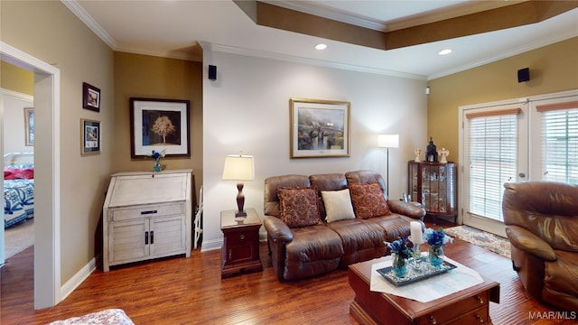 living room featuring dark wood-style floors, recessed lighting, ornamental molding, and baseboards