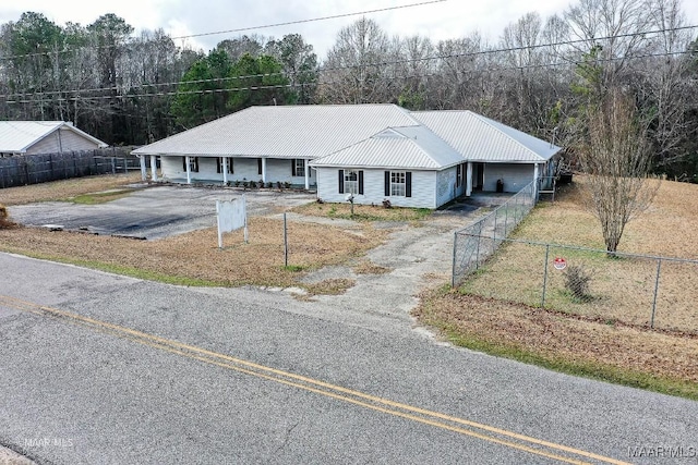 ranch-style house with covered porch