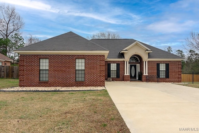 single story home featuring a front yard