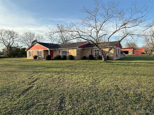 single story home featuring a front lawn