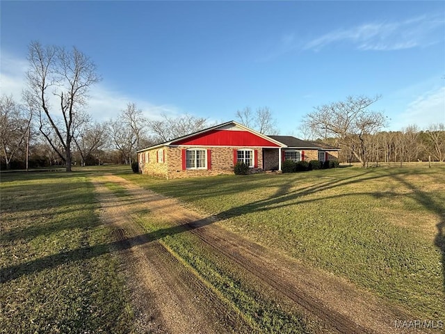 view of side of property featuring a lawn