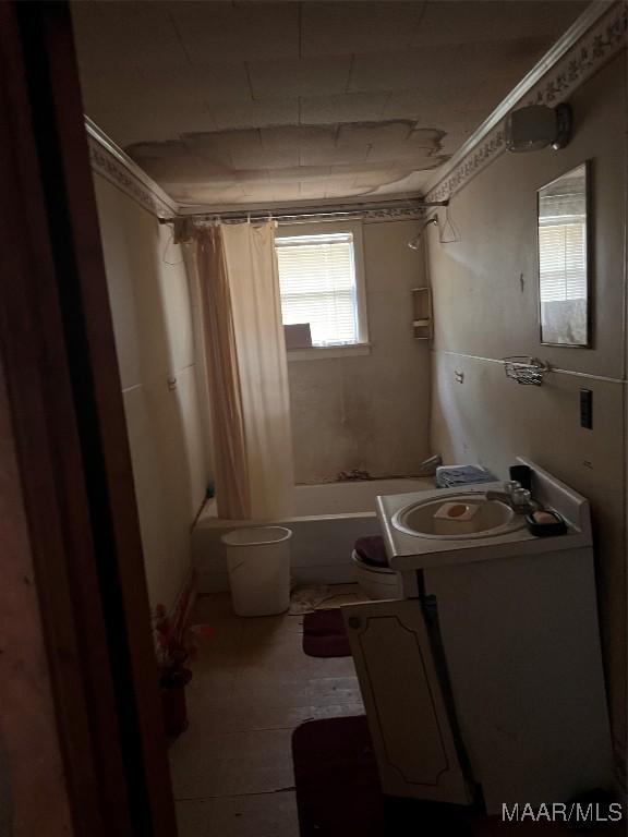 full bathroom featuring shower / tub combo with curtain, vanity, and toilet