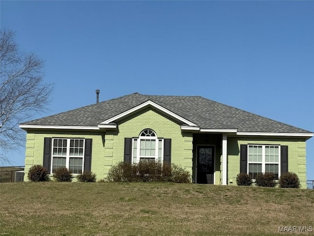 view of front facade featuring a front yard