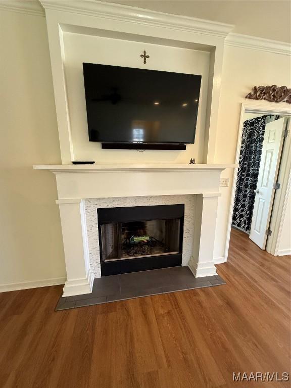 room details with wood-type flooring and ornamental molding