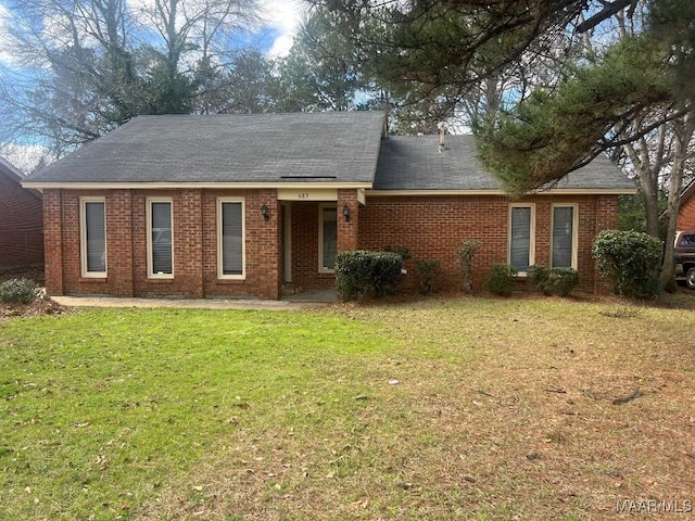 single story home with a front yard