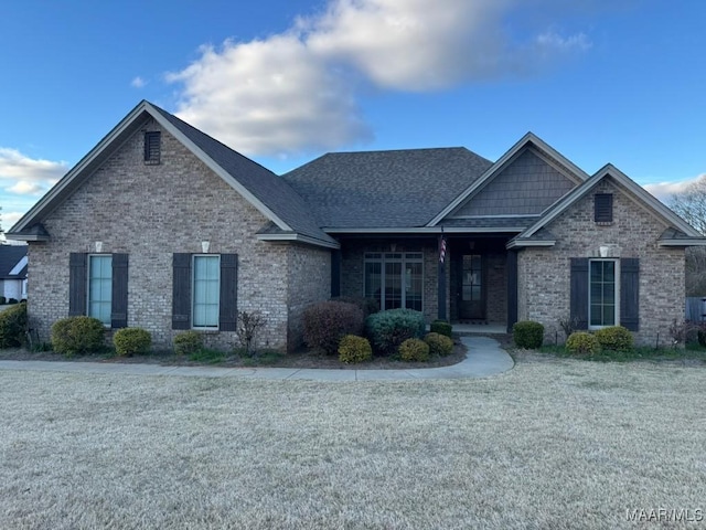 view of front of property featuring a front yard