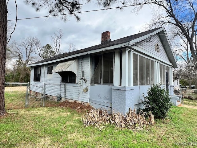 view of side of property featuring a lawn