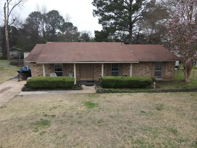 ranch-style house featuring a front lawn