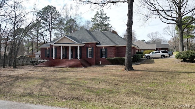 view of front of property featuring a porch and a front lawn