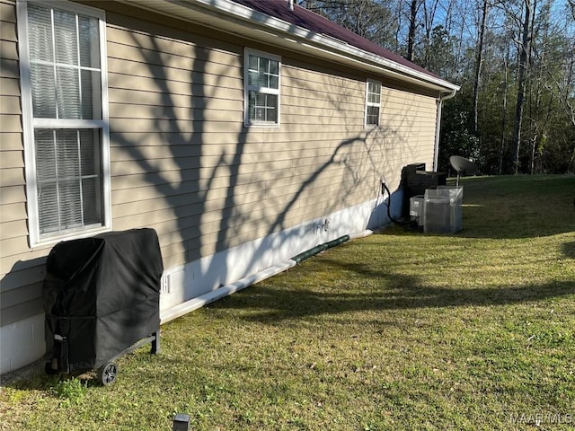 view of side of property featuring a lawn