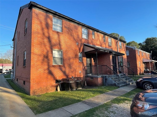 view of front of property with a front lawn