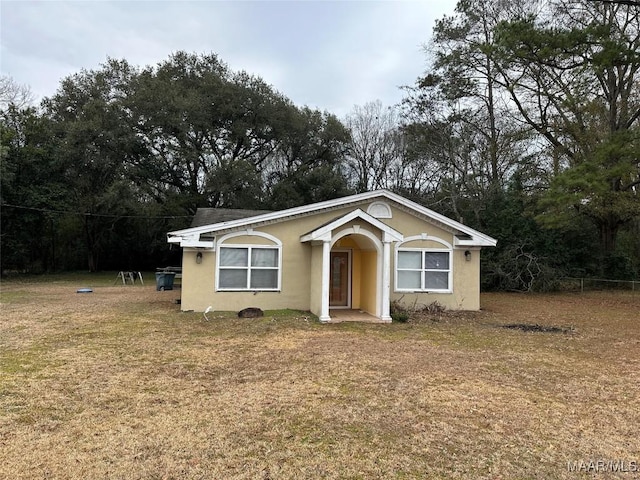 view of front of property with a front lawn