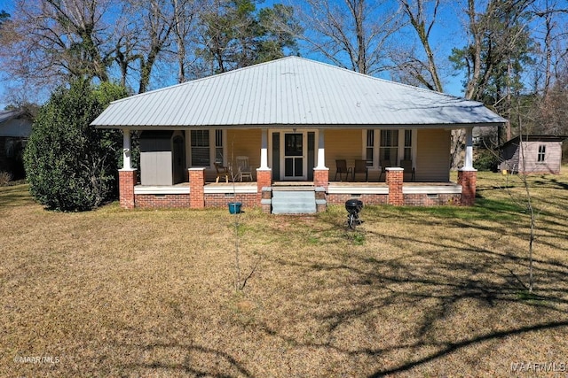 view of front facade with covered porch and a front yard