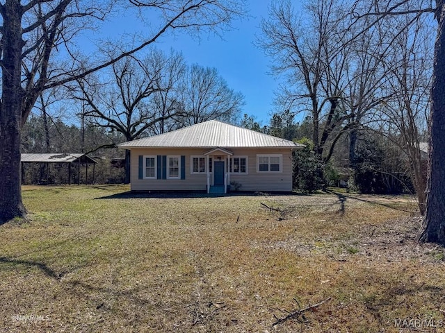 ranch-style house featuring a front yard