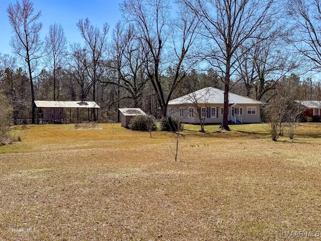 view of yard with a storage shed