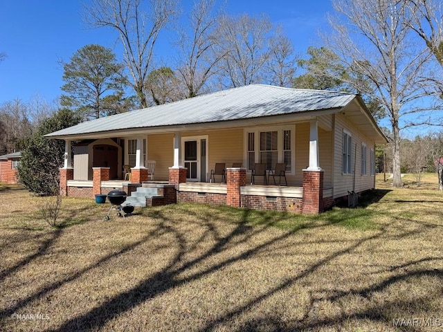 view of front of house with covered porch and a front yard