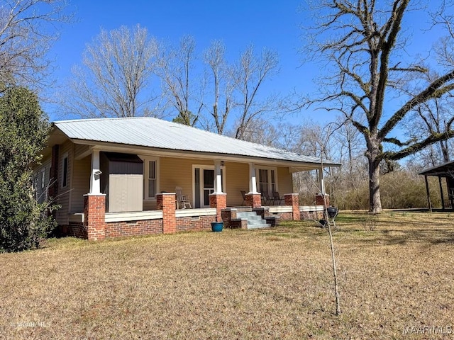 view of front of property featuring covered porch and a front yard