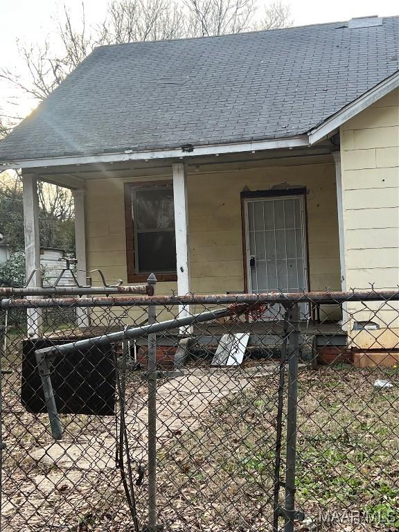 entrance to property featuring covered porch