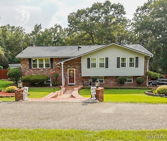 bi-level home featuring a front lawn