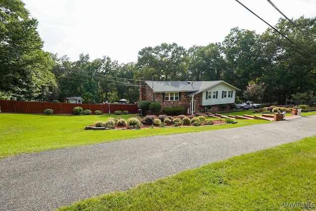 view of front of house featuring a front lawn