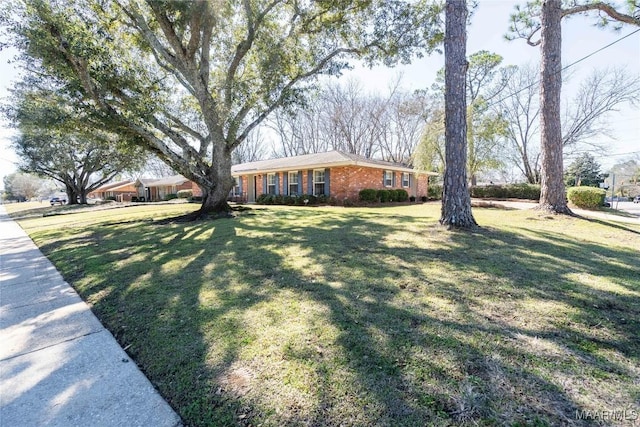 single story home with a front yard