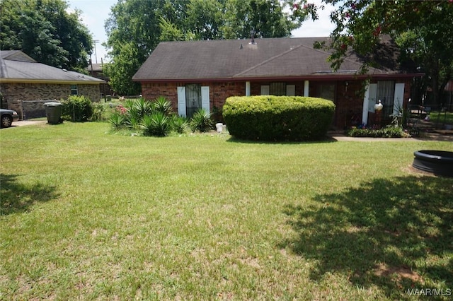 ranch-style house featuring a front yard