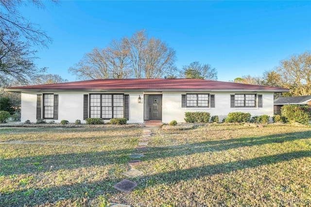 single story home featuring a front lawn