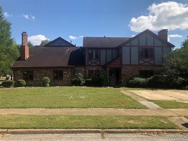 view of front of property with a front yard