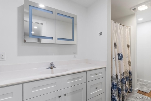 bathroom featuring a shower with shower curtain and vanity