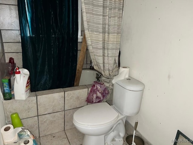 full bathroom featuring toilet and shower / bath combo