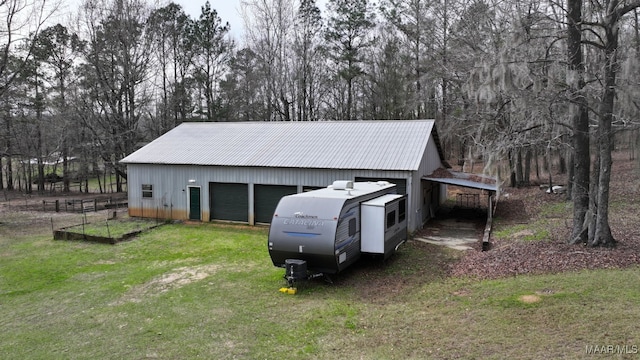 view of pole building featuring a lawn