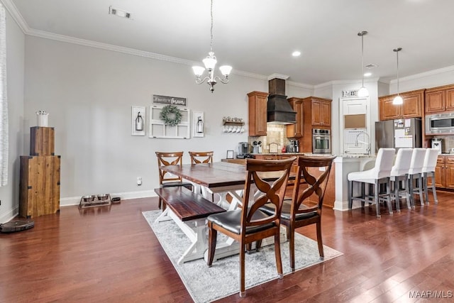 dining area featuring visible vents, crown molding, baseboards, a notable chandelier, and dark wood-style flooring