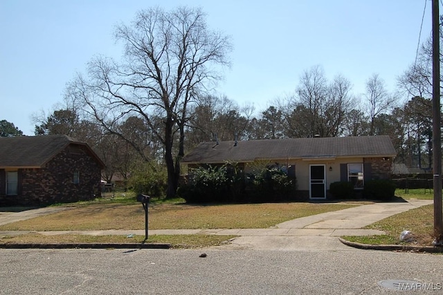 view of front of house featuring a front yard