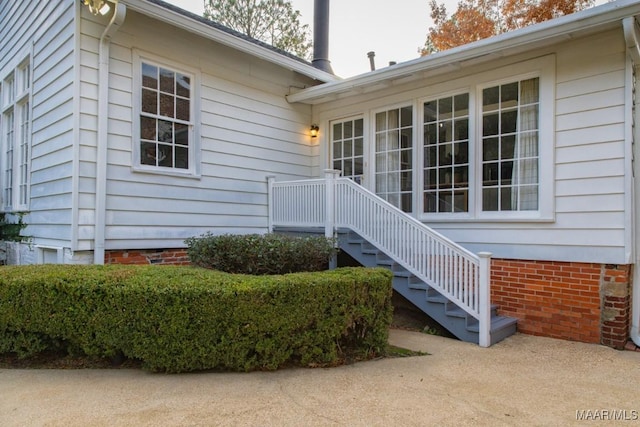 entrance to property featuring crawl space