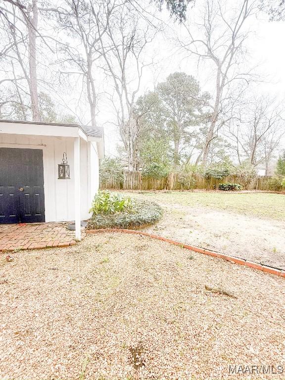 view of yard featuring an outdoor structure