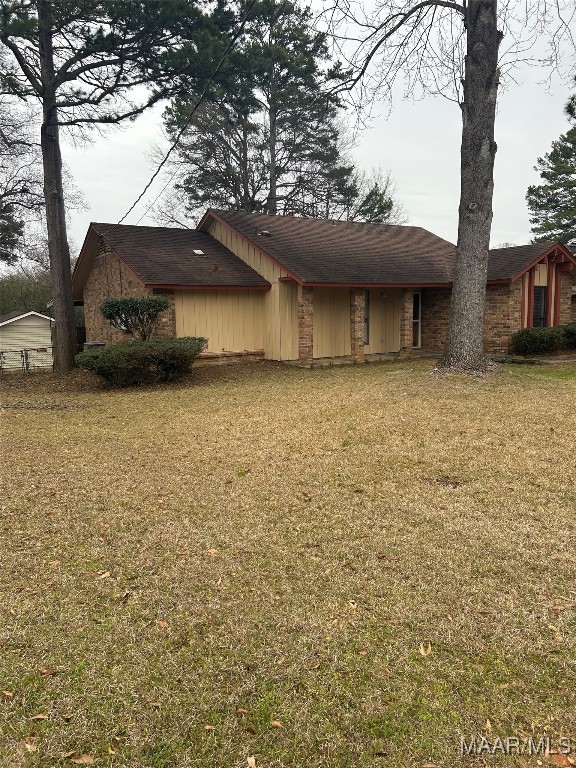 view of front of house featuring a front lawn