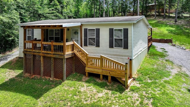 view of front of house featuring driveway and a front lawn