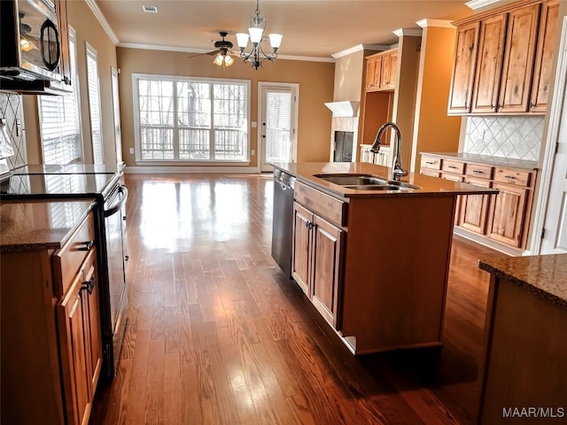 kitchen with stainless steel appliances, plenty of natural light, a sink, and crown molding