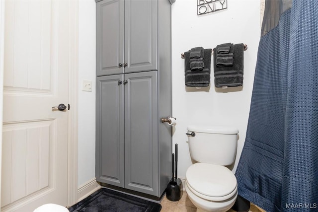 full bathroom featuring toilet, a shower with curtain, and tile patterned flooring