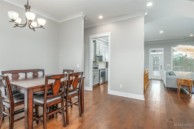 dining space with baseboards, dark wood-type flooring, recessed lighting, and crown molding