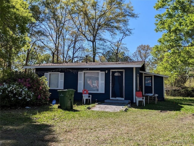 view of front facade featuring a front lawn