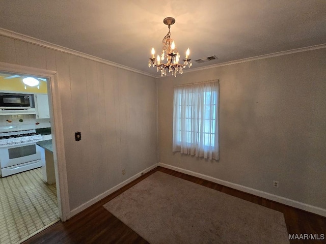 empty room with ornamental molding, dark wood-style flooring, visible vents, and a chandelier