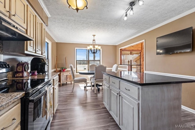 kitchen featuring ornamental molding, dark wood-style flooring, black range with electric stovetop, an inviting chandelier, and under cabinet range hood