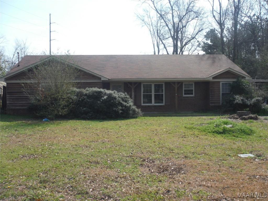 ranch-style house featuring a front lawn